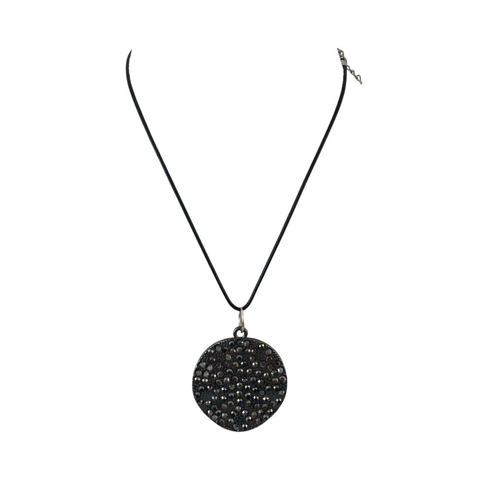 Gray metal pendant necklace